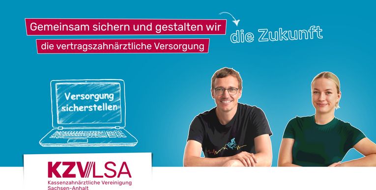Zwei junge Menschen, ein Mann und eine Frau, sitzen lächelnd vor einem blauen Hintergrund. Links im Bild steht auf einem gezeichneten Laptop: „Versorgung sicherstellen“. Darüber der Slogan: „Gemeinsam sichern und gestalten wir die vertragszahnärztliche Ve